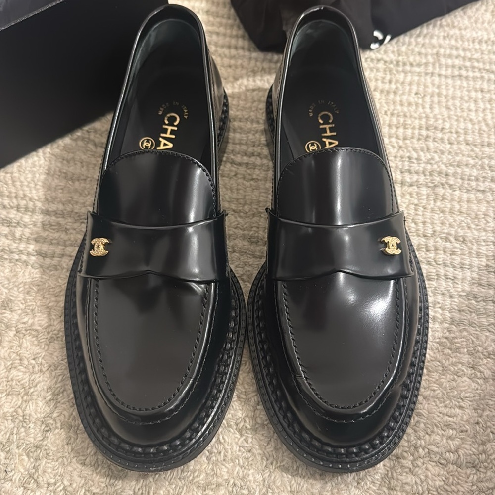 CHANEL Women's Interlocking CC Logo Loafers in black - Picture 7 of 8